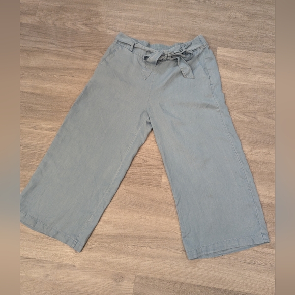 Bundle of M wide leg capris - Picture 15 of 16